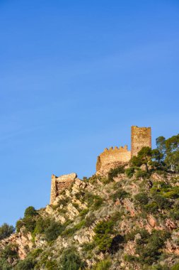 Dağın tepesindeki harabe kale. Castell de Serra, (Serra 'nın Kalesi), Calderona Valencia, İspanya.