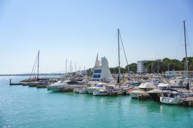 Alcossebre, İspanya. 13 Mart 2021. Güneşli bir günde Les Fonts Marina 'nın manzarası. Akdeniz 'deki liman İspanyol kıyısı.