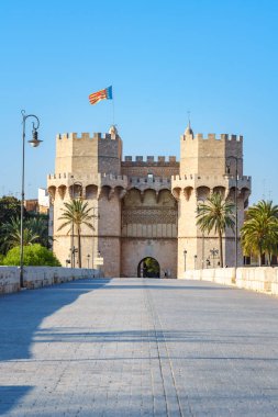 Serrano Kuleleri Torres de Serranos İspanya Valencia 'daki taş heykel. 