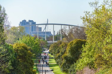 Valencia, İspanya. 5 Nisan 2021. İlkbaharda halk bahçesinde eğlenen insanlar. Nehir Turyası.