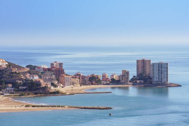 Cullera plaj manzarası yukarıdan. Akdeniz 'deki ünlü tatil beldesi. Valencia, İspanya.