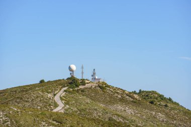 Dağın tepesinde hava durumu radarı