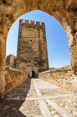 Bunol kalesi. Dış cephe, Valencia, İspanya 'da ortaçağ sokak manzarası. 