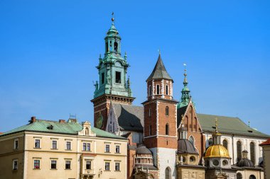 Krakow, Polonya. 26 Ağustos 2019. Güneşli yaz gününde Wawel Kraliyet Kalesi ve Wawel Katedrali.