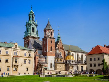 Krakow, Polonya. 26 Ağustos 2019. Güneşli yaz gününde Wawel Kraliyet Kalesi ve Wawel Katedrali.