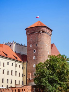 Krakow, Polonya. 26 Ağustos 2019. Güneşli bir yaz gününde Wawel Kraliyet Kalesi 'nde Wawel Hırsız Kulesi.