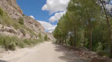 Bakış Alanı Otomobili. Güneşli bir günde dar bir dağ yolundan geçmek. Jucar Kanyonu. Albacete, İspanya.