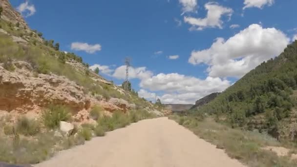 ビューの車のマウントポイント 晴れた日に狭い山道をドライブ キャニオン ジャカール スペインのアルバセテ — ストック動画