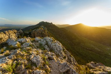 Altın saatinde Rocky manzarası. Capurutxo Tepesi La Font de la Figuera, Valencia, İspanya
