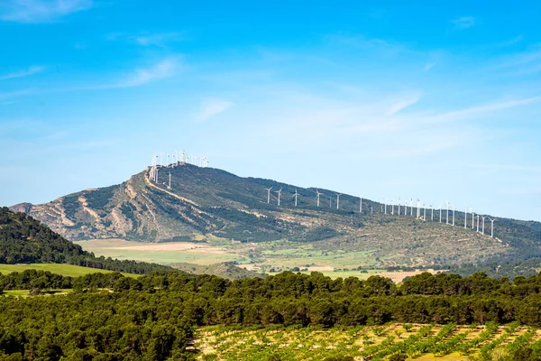Wind Farm Uma Crista Montanha Céu Azul Com Nuvens Brancas — Fotografia de Stock