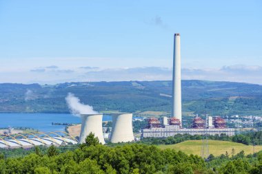 Doğa ortamında elektrik üretimi için termik santral. Pontes de Garcia Rodriguez, Galiçya, İspanya.