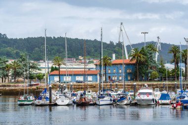 Ferrol, İspanya. 22 Haziran 2021. Ferrol Marina 'da demirli eğlence tekneleri.