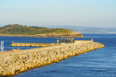 Dike, Puerto 'nun dış tarafının korunması için dış dalgakıran. Galiçya, İspanya