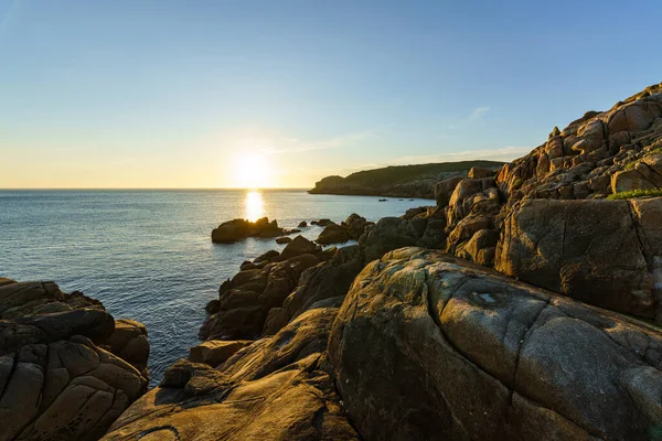Sziklás Kilátás Naplementekor Atlanti Óceán Galícia Spanyolország — Stock Fotó