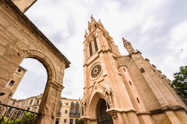 Montpellier 'de Carre de Sainte-Anne olarak bilinen Neo-Gotik kilisenin düşük açılı görüntüsü.