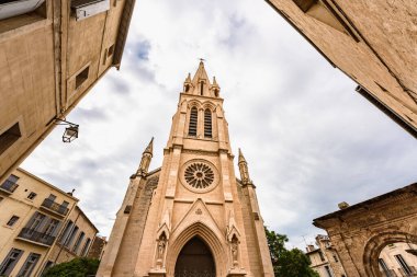 Montpellier 'de Carre de Sainte-Anne olarak bilinen Neo-Gotik kilisenin düşük açılı görüntüsü.