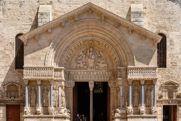 Arles 2021年8月6日 共和国广场圣派拉蒙教堂的立面 — 图库照片