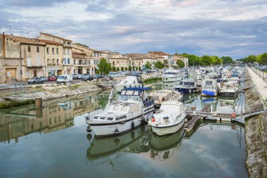 Beaucaire, Fransa. 7 Ağustos 2021. Canal du Rhone a Sete 'de demirli eğlence yatları.