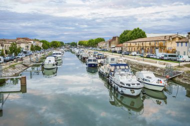 Beaucaire, Fransa. 7 Ağustos 2021. Canal du Rhone a Sete 'de demirli eğlence yatları.