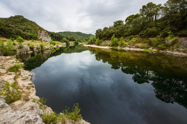 Occitania manzarası, Gardon Nehri 'nin sakin suları Fransa