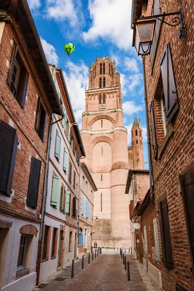 热气球飞越法国南部的阿尔比大教堂 — 图库照片