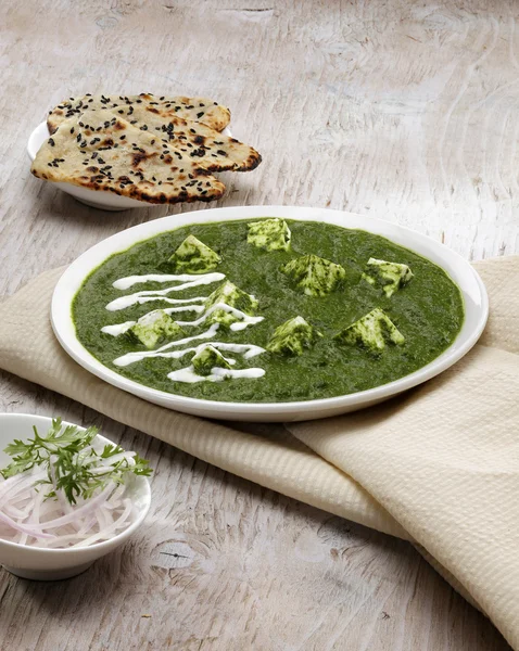 Palak Paneer et suyu ile nan