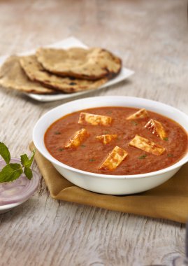 Roti ile paneer Tikka Masala köri
