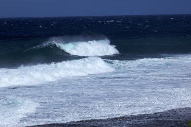 Dalgalar ve taşlar Gris Gris sahilde
