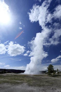 Derin mavi gökyüzü ile Yellowstone, Şofben