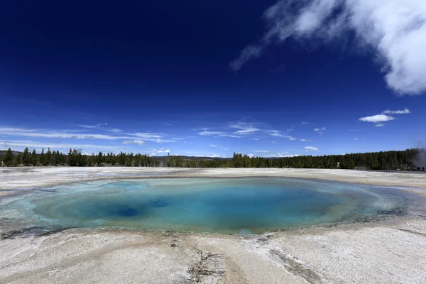 Gejzír v Yellowstone s temně modrá obloha — Stock fotografie