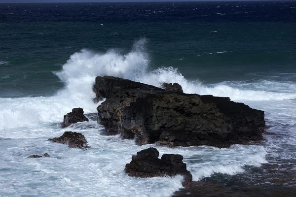 Волны и камни на пляже Грис-Грис — стоковое фото