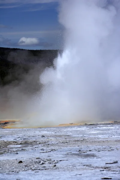 Uitbarsting van geiser op Yellowstone — Stockfoto