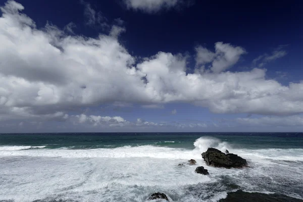 波とグリ グリ ビーチで石 ストック写真