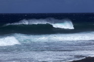Dalgalar ve taşlar Gris Gris sahilde
