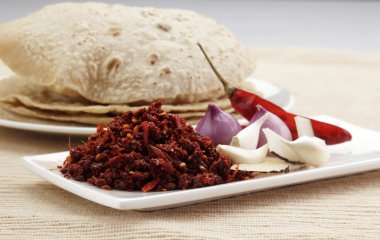Sarımsak ve Roti ile soğuk Hint turşusu