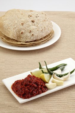 Sarımsak ve Roti ile soğuk Hint turşusu