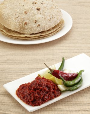 Sarımsak ve Roti ile soğuk Hint turşusu