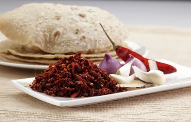 Sarımsak ve Roti ile soğuk Hint turşusu