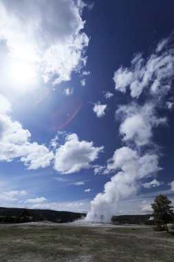 Derin mavi gökyüzü ile Yellowstone, Şofben