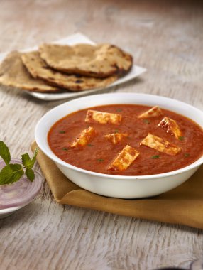 Roti ile paneer Tikka Masala köri