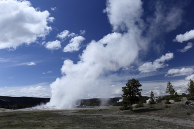 Derin mavi gökyüzü ile Yellowstone, Şofben