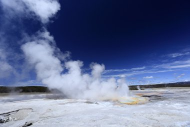 Derin mavi gökyüzü ile Yellowstone, Şofben
