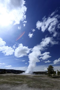 Derin mavi gökyüzü ile Yellowstone, Şofben