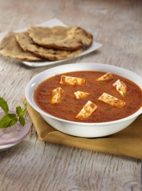 Roti ile paneer Tikka Masala köri