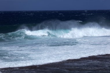 Dalgalar ve taşlar Gris Gris sahilde
