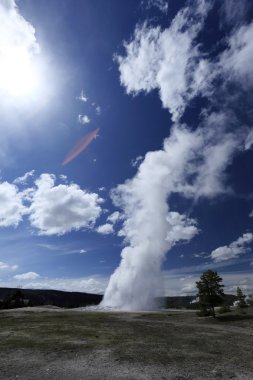 Derin mavi gökyüzü ile Yellowstone, Şofben