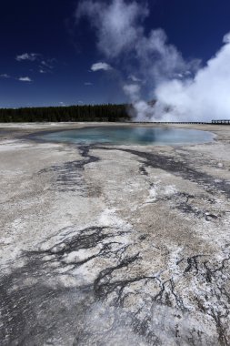 Derin mavi gökyüzü ile Yellowstone, Şofben