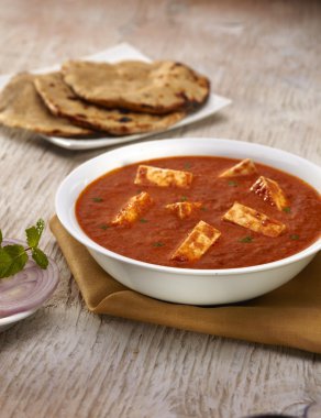 Roti ile paneer Tikka Masala köri