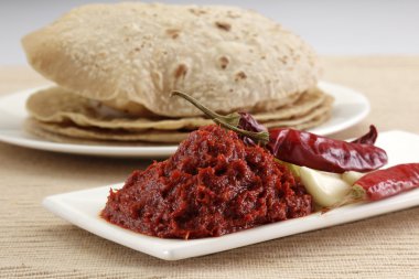 Sarımsak ve Roti ile soğuk Hint turşusu