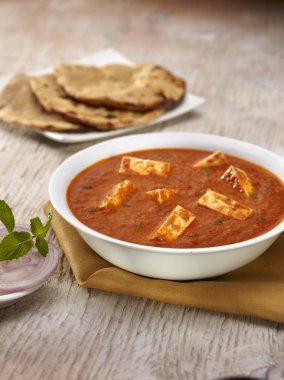 Roti ile paneer Tikka Masala köri